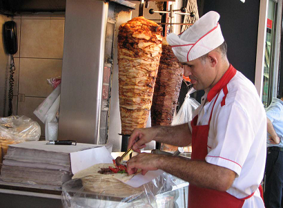 Turchia, Istanbul, kebabbaro prepara una pita con kebab. In turco la parola “kebab” significa “arrostire”
