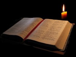 Bibbia illuminata dalla luce di una candela