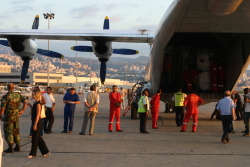 Ernesto Olivero consegna un carico di aiuti umanitari a Beirut