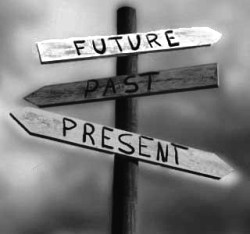 Cartello indicante direzioni diverse per futuro, presente e passato