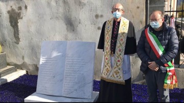 La preghiera di Ernesto Olivero sul monumento a ricordo dei morti della pandemia a Castione della Presolana BG