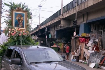 L'immagine della Madonna di Casaluce percorre le strade del Brás in corteo