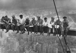 Rivoluzione industriale: operai in pausa su un grattacielo