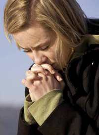 Giovane donna raccolta in preghiera