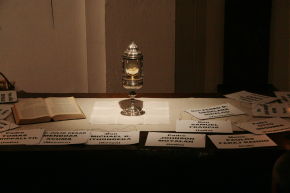 Il S.S.Sacramento esposto sull'altare con la Parola e i nomi dei martiri