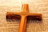 Croce in legno su una pagina del vangelo