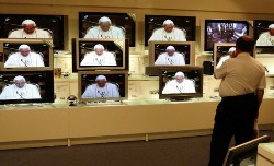 Papa Benedetto XVI inquadrato su più schermi