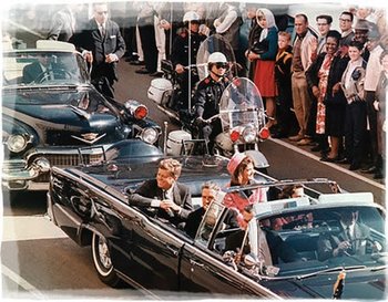 John Fitzgerald Kennedy e la moglie Jacqueline a bordo della limousine presidenziale il giorno dell'assassinio